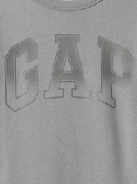 Szary bluz z okrągłym dekoltem, z wyraźnym, wytłoczonym logo "GAP" w ciemnoszarym kolorze. Okrągły dekolt z prążkowanym wykończeniem, miękki w dotyku materiał.