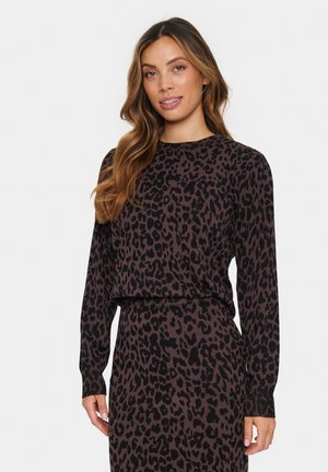 Pull à manches longues marron avec un imprimé léopard noir, doté d'un col rond et de poignets côtelés, fabriqué en maille douce.