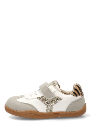 Zapatilla infantil blanca y gris con diseño de "Y" con purpurina, lengüeta trasera con estampado de leopardo, cierre de velcro, cordones blancos y suela de goma marrón.