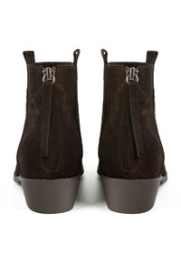 Stivaletti alla caviglia in suede marrone scuro con cuciture decorative, tacco liscio e zip posteriori, dotati di linguette per un facile indossamento.