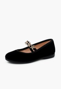 Schwarze Velours-Ballettschuhe mit flexibler Sohle, runder Zehenpartie und zwei schwarzen Riemen, geschmückt mit drei silbernen Sternakzenten.