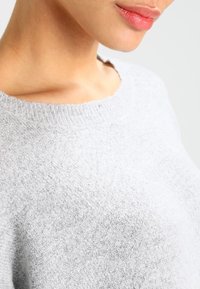 Vero Moda Strickpullover - mottled light grey