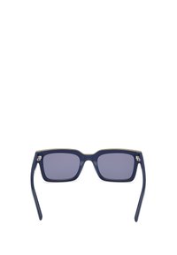 Gafas de sol cuadradas con un marco de plástico azul oscuro, lentes ahumados grises y detalles en color dorado en la parte superior y las patillas.