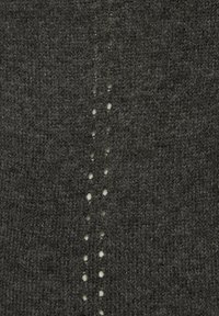 Donkergrijs gebreid materiaal met een centrale verticale naad en kleine, gelijkmatig verdeelde oogjes. Zachte textuur met een warme uitstraling.
