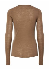 Langermet topp i brun, med et mykt, teksturert stoff, rund halslinning og en tettsittende design som viser en jevn ryggkontur.