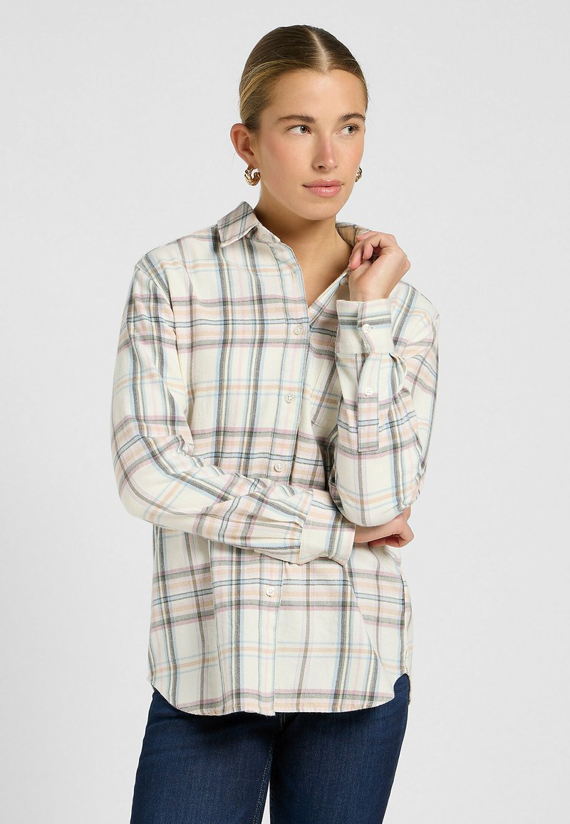 Geruite plaid blouse in crèmekleur met pastelroze, blauwe en groene lijnen, lange mouwen, knoopsluiting aan de voorkant en een zachte textuur.