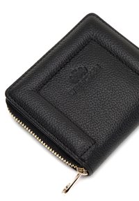 Zwarte leren portemonnee met een getextureerde afwerking, ritssluiting met gouden hardware en reliëf-logo op de voorkant.