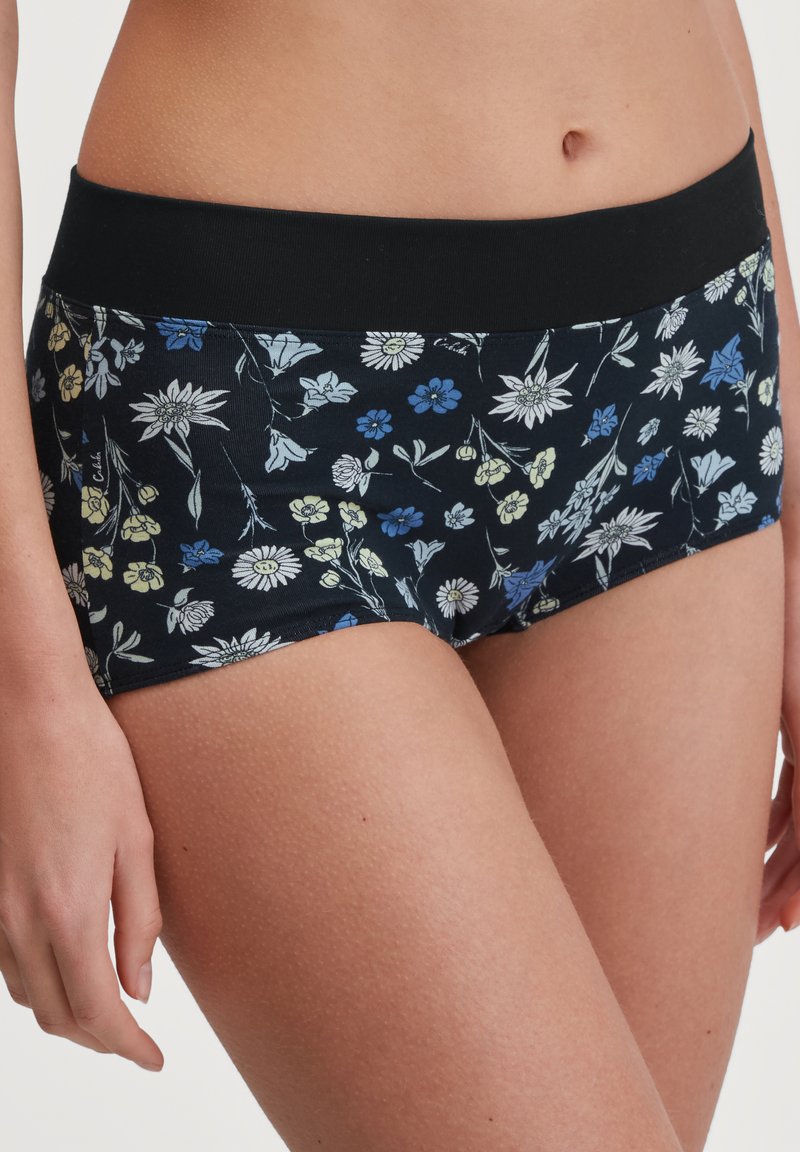 Schwarze Baumwollshorts mit floralem Print und einem weichen, breiten Bund. Mit blauen, weißen und gelben Blumen auf dunklem Hintergrund. Glatte Textur.