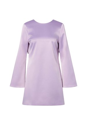 Μίνι φόρεμα από σατέν λιλά με μακριά φουσκωτά μανίκια και στρογγυλή λαιμόκοψη, εμφανίζεται σε λευκό φόντο.