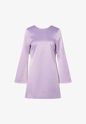 Levendulaszínű szatén miniruha hosszú, bővülő ujjakkal és kerek nyakkivágással, fehér háttéren bemutatva.
