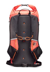 Zaino rosso e nero con schiena in rete, spallacci regolabili e dettagli arancioni. Presenta tasche con zip e dettagli riflettenti per la visibilità.