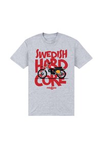 Camiseta gris de manga corta con un estampado gráfico rojo de una motocicleta y el texto "SWEDISH HARD CORE" en letras rojas en negrita.