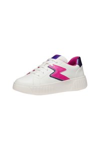 Hvid sneaker med en struktureret hvid sål, prydet med et pink zigzag-design og lilla metalliske detaljer på hælen og tungen.