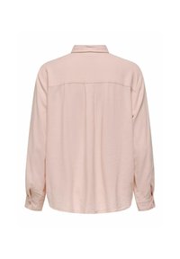 Camisa de manga larga rosa claro con cuello, que presenta un yugo trasero, detalle de pliegue y puños con botones. Tejido suave con una textura lisa.