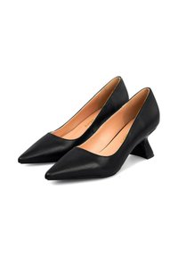 Zapatos de charol negros con punta afilada, tacón geométrico bajo y acabado suave; el forro interior es de color beige.