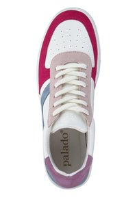 Zapatillas deportivas con cuero blanco y acentos de gamuza rosa, gris y morado, puntera redonda y cordones blancos. Detalles perforados en la puntera.