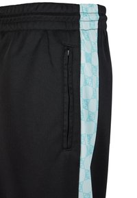 Crne atletske hlače s bočnim panelom svijetloplave boje s uzorkom, koje imaju zip džep i elastičnu struk. Mekana, teksturirana tkanina.