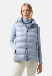 Helles blaues Steppwesten mit Kapuze, Reißverschlussfront und seitlichen Taschen; verfügt über horizontale Nähte und eine glatte, glänzende Textur.