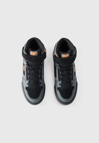 Wysokie buty do skate'u w kolorze czarnym i szarym. Cechy to gumowa podeszwa, wyściełany kołnierz oraz pomarańczowe logo na pasku. Odpowiednie do aktywnego stylu życia.