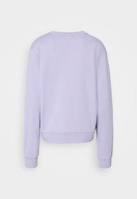 Sudadera de manga larga en color lavanda, con cuello redondo, puños acanalados y dobladillo acanalado, vista desde la parte trasera sobre un fondo blanco liso.