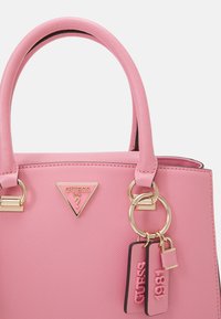 Guess NOELLE GIRLFRIEND SATCHEL - Håndtasker - pink