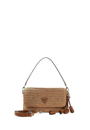 Sac d'épaule marron tissé avec un rabat, une bandoulière amovible et des accents en cuir avec pompons, sur fond blanc.