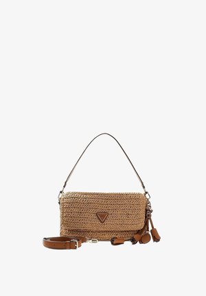 Sac d'épaule marron tissé avec un rabat, une bandoulière amovible et des accents en cuir avec pompons, sur fond blanc.