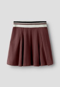 Jupe plissée maroon courte avec une large ceinture élastique, ornée de rayures noires, blanches et marron, présentée à plat sur un fond gris clair.