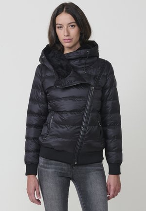 Chaqueta de plumas negra con cuello alto, cierre frontal con cremallera y bolsillos laterales. El material parece brillante, con un patrón acolchado y forro de forro polar.