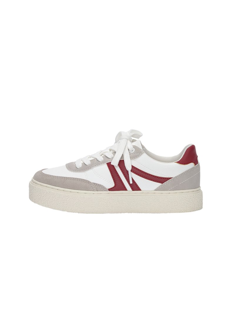 Weißer Sneaker mit grauen und burgunderfarbenen Akzenten, ausgestattet mit einer strukturierten Sohle, Schnürdesign sowie glattem Leder- und Wildledermaterial.