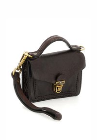 Borsa a mano in pelle marrone scuro con manico superiore, hardware dorato, chiusura a pattina e tracolla rimovibile. Superficie strutturata con dettagli di cucitura.