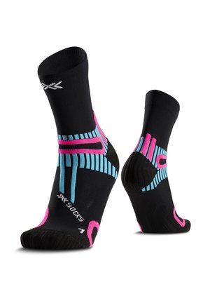 Chaussettes de sport noires avec des motifs géométriques bleus et roses, vues de profil et de dos sur fond blanc.