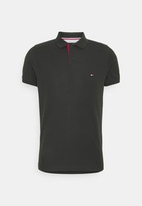 Svart pikétröja i bomull med klassisk krage, treknäpps knäppning och röd detalj vid halsringningen. Logotyp på bröstet.