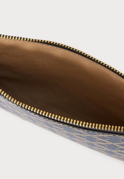 Pochette bleue à motifs avec fermeture éclair dorée, dotée d'un extérieur lisse et d'un intérieur en tissu marron, idéale pour le rangement ou l'organisation.