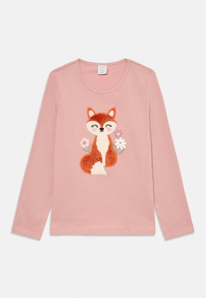 Roze longsleeve shirt met een glimlachende vos graphic die tussen drie pastel bloemen op de voorkant zit.
