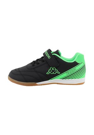 Schwarze Sportschuhe mit grünen Akzenten, ausgestattet mit einem glatten synthetischen Obermaterial, Schnürverschluss und Klettverschluss; Gummisohle mit gestreiftem Design.