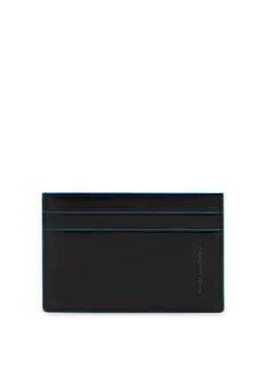 Porte-cartes en cuir noir mince avec trois fentes horizontales pour cartes et un petit logo sur le côté droit.