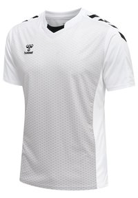 Biała sportowa koszulka z subtelnym geometrycznym wzorem, czarne logo hummel na klatce piersiowej oraz czarne akcenty w kształcie litery V na ramionach.