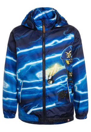 Dziecięca niebieska kurtka z kapturem, ozdobiona wzorami błyskawic oraz postacią ninja trzymającą złote bronie z przodu po prawej stronie.