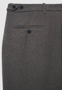 Braune Wollmischhose mit flachem Vorderteil, zwei Knöpfen am Bund und einer Gesäßtasche mit einem Knopfverschluss.