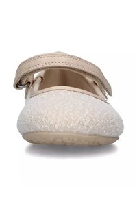 Scarpa da ballerina bianca scintillante con punta arrotondata e cinturino regolabile beige. Parte superiore strutturata con finitura simile alla pelle liscia.
