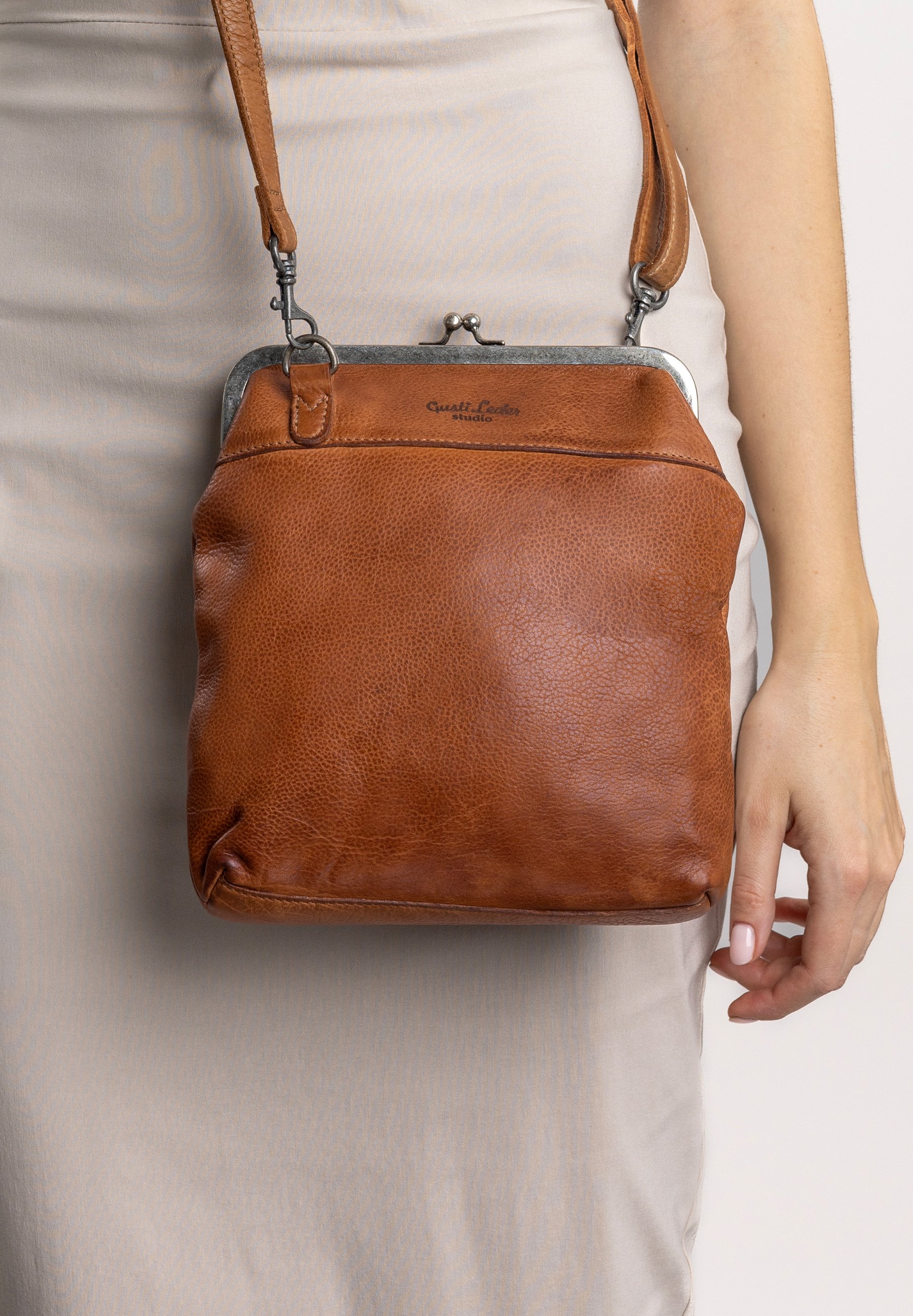 Gusti Leder KARLOTTA Bandolera braun/marrón jaspeado