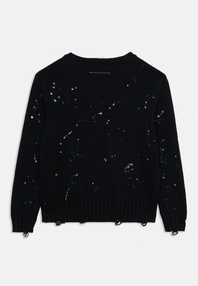 Μαύρο πλεκτό πουλόβερ με διάσπαρτες λευκές και μπλε πιτσιλιές μπογιάς και σκόπιμες φθορές στα μανίκια, το τελείωμα και το σώμα.
