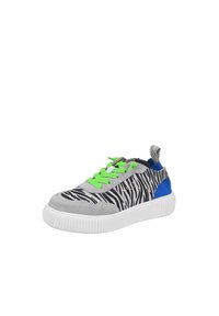 Sneaker in suede grigio con strisce zebra nere e bianche, lacci verde brillante, accenti blu e una suola bianca testurizzata.