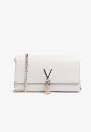 Weiße Leder-Clutch mit strukturiertem Finish. Verfügt über einen silbernen Kettenriemen, eine metallische Schlösser-Akzentuierung und eine Quaste.
