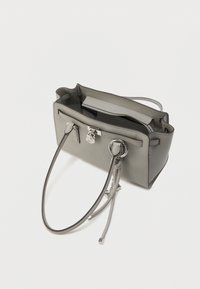 Γκρι δερμάτινη τσάντα χειρός με ασημένιες μεταλλικές λεπτομέρειες. Διαθέτει ανοιχτό πάνω μέρος, δύο κοντές λαβές και διακοσμητικό πλεκτό στοιχείο με μεταλλικές λεπτομέρειες.