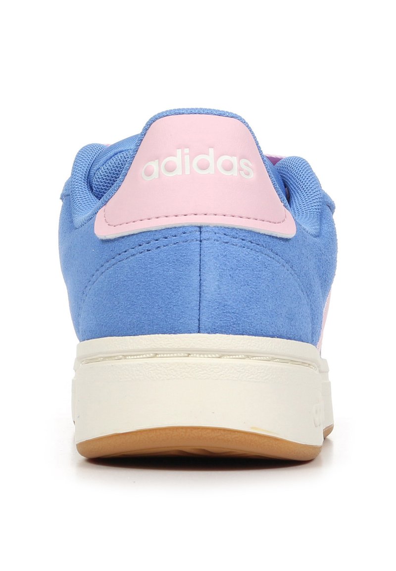 Sneaker in suede blu con dettagli rosa e branding bianco sul tallone. Presenta una suola in gomma e mesh testurizzato vicino alla linguetta.