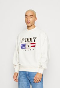 Tommy Jeans BOXY LUXE CREW - Mikina - ancient white