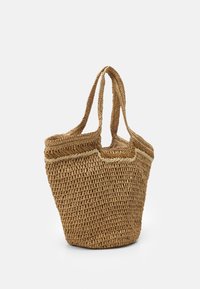 Geflochtene Strohtasche in natürlichem Braun mit zwei stabilen Griffen, offenem Deckel und strukturierter Oberfläche mit dekorativem geflochtenem Akzent.