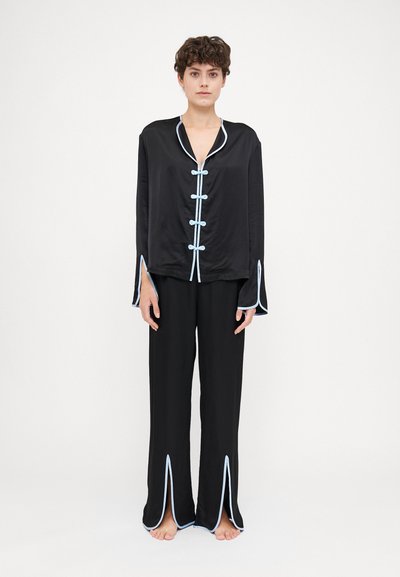 Sort silke pyjamas sæt med en knap-op top med lyseblå accenter og brede ærmer, parret med matchende taperede bukser med slids.